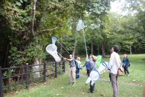 湿原でトンボを採る子供たち