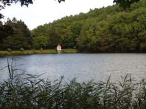 池と赤い屋根の取水塔