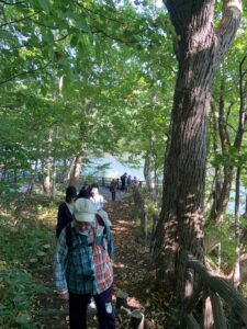 園内を歩く参加者の皆さん