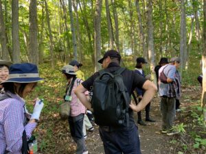 園内を歩く参加者の皆さん