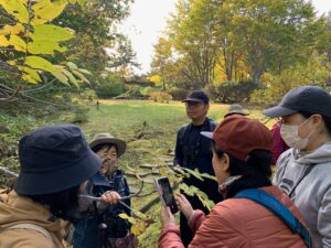 オニグルミの観察する参加者の皆さん