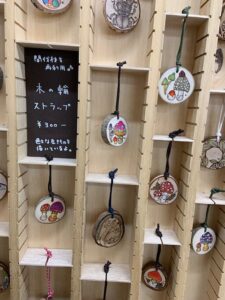 手描きのストラップ