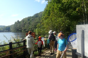 池の周りでトンボとり子どもたち