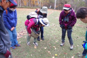 園内を散策する参加者とボランティアさん