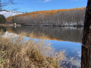 池に映った青空と取水塔