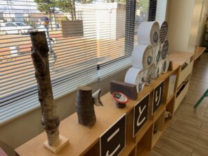 フェルトで作られた野鳥の展示
