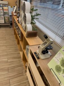 羽根を顕微鏡で観察できるコーナー