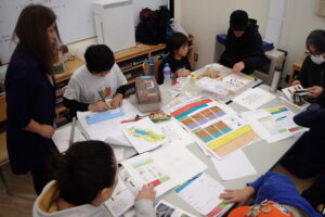 ポスター作りをする子ども