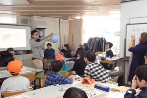 フレンチギアナのトンボの話をする先輩