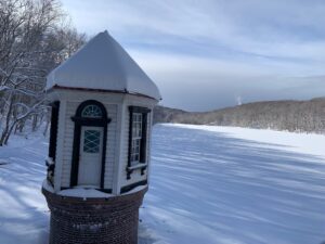 屋根に雪をかぶった取水塔