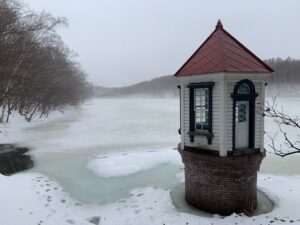 霧の中池にたたずむ取水塔