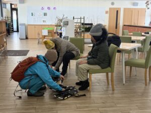 スノーシューを履いてみる参加者