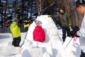 イグルーを作る子どもたち