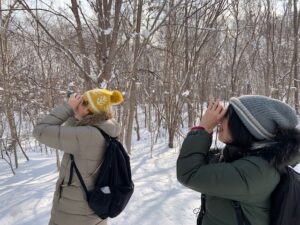 双眼鏡で鳥羽観察する様子