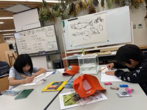 スケッチをする子供たち