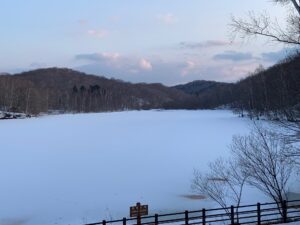 雪の積もった水源池