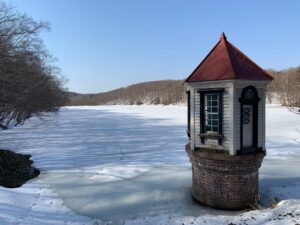 雪の積もった池と取水塔