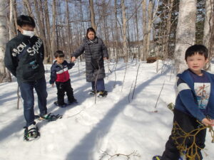 スノーシューで散策する親子