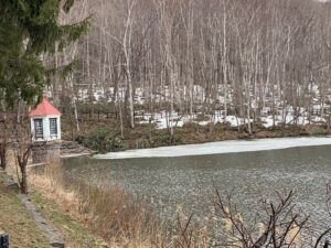 氷が少し残る池と取水塔