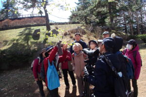 ブナの花を観察する参加者