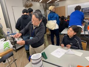三角紙の使い方を教える講師の先生