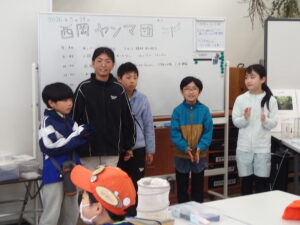 自己紹介する新入団員