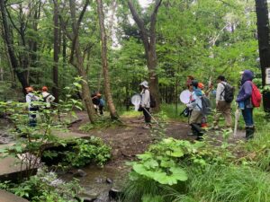 川を渡る団員