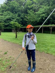 トンボを探す団員