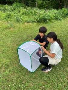 トンボをリリースする団員