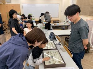 「見て・聴いて楽しむバッタのなかま」のブース