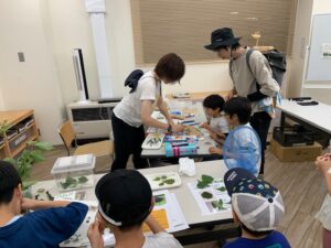 「しおりを作ろう！葉っぱとムシのつながり　～ハンノキハムシの食べ物えらび～」のブース