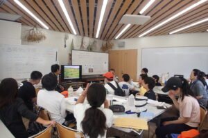 スライド解説を聞く団員
