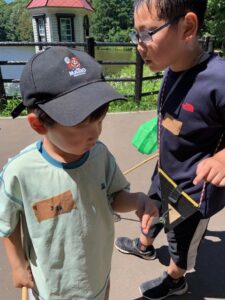 トンボ採りをする子供たち