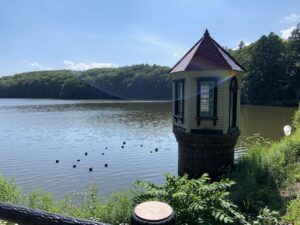 取水塔と水源池