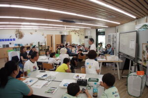 トンボの先生から作り方の説明を受ける子ども
