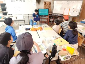 トンボの亜種についてレクチャーをする卒業生