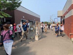 ヤンマ団の団員の出発風景