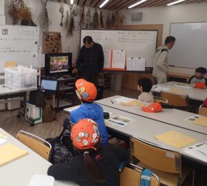 今日観察できそうなトンボの紹介をする講師