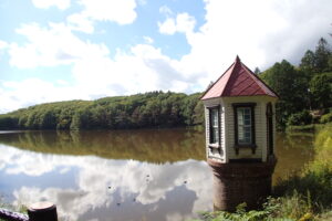 池と取水塔