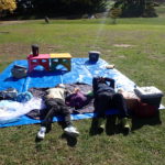 赤ちゃんと一緒にお母さんもスタッフも寝転がっています