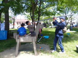雨どいでのボール遊び