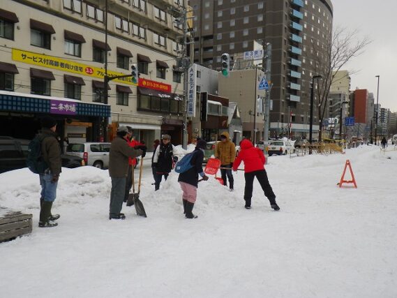 「明日のスノーキャンドルに向けお助け隊頑張る」の画像