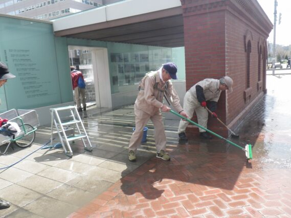 「お天気に恵まれ開拓の広場を清掃お助け隊」の画像