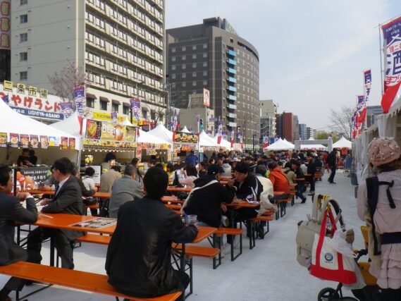 「狸二条広場で酒まつりが始まりました」の画像
