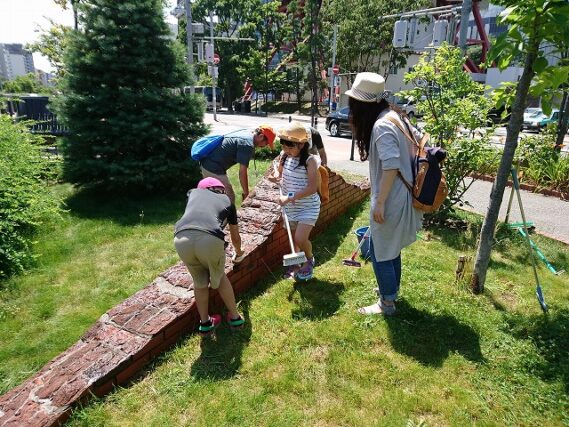 「こどもたちが彫刻清掃をしました」の画像