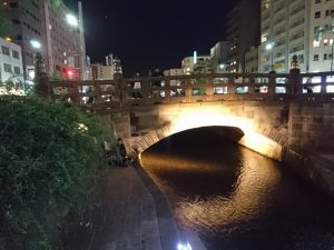 ライトアップされた創成橋の写真南向き