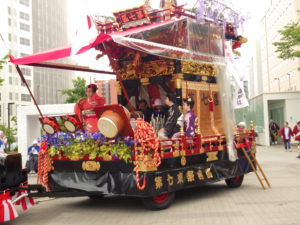 第7東祭典区の山車で踊りの披露をしている写真