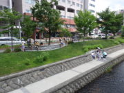 7月30日に行われたボランティアベンチ塗装で子供たちが塗っている様子