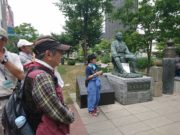 7月30日に行われたボランティアベンチ塗装の説明の様子