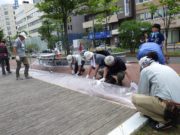 7月30日に行われたボランティアベンチ塗装でお助け隊が頑張っている様子